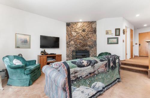 Bear Valley Apartment | Nice All-Season Condo in BV Village - Sundowner 9