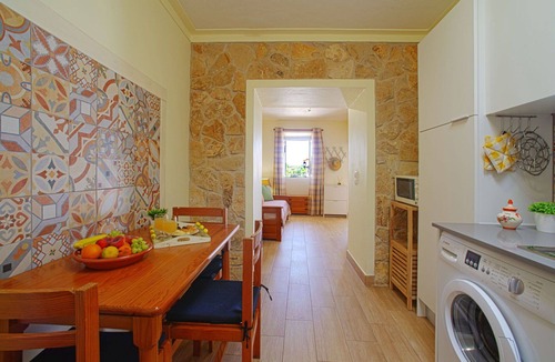 Cerro do Ouro House | Nice apartment in villa for 3 guests with WIFI, A/C, pool, TV and terrace
