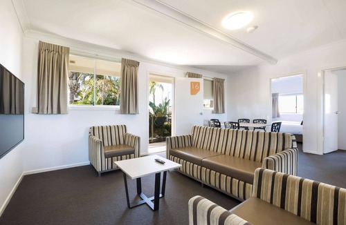 Caloundra Hotel | Nightcap at Golden Beach Tavern