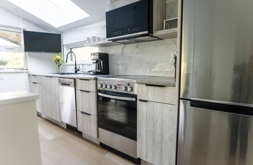 Ucluelet Cabin | Nootka Cabin-Couples Getaway, Modern I OD Shower