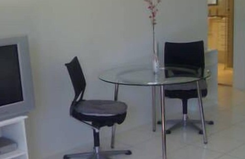 Coombabah Apartment | North Gold Coast-Quality Quiet Comfort: Affordable