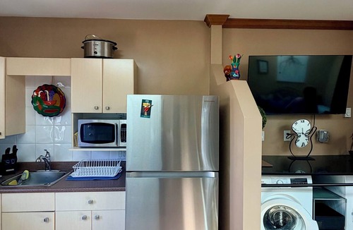 Lower Lonsdale Cottage | North Vancouver near waterfront Shipyards private 1 bedroom coach house , pet ?