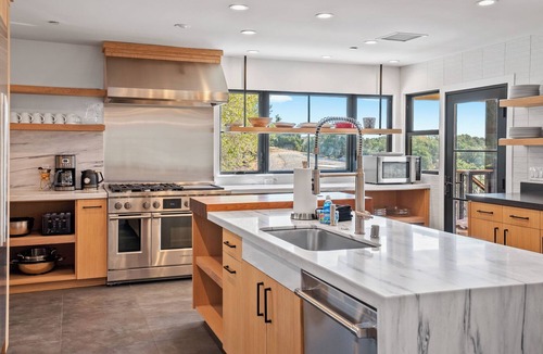 Templeton House | Oak & Vine Vineyard House | Sleeps 21 | Views