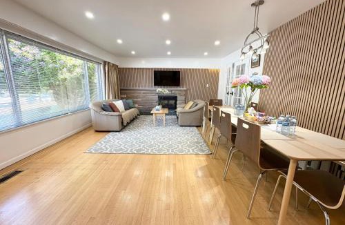 Oakridge House | Oakridge Garden Retreat - Spacious -Free Parking - Near Skytrain& YVR