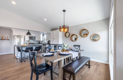 West Newport House | Ocean Breeze Buyout by AvantStay | Steps to Beach!