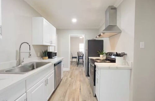 Visalia House | Ocean Breeze Modern Pet-Friendly Sequoia Home