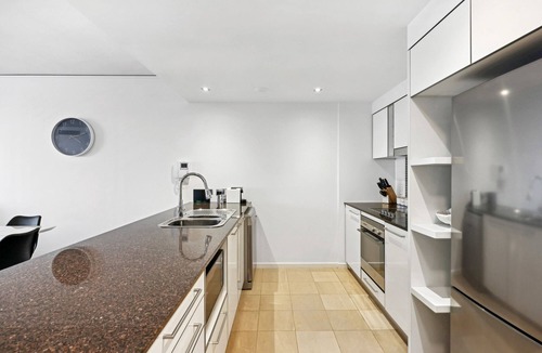 Broadbeach Apartment | Ocean View 3-Bed with Gym, Pool, Sauna & Parking