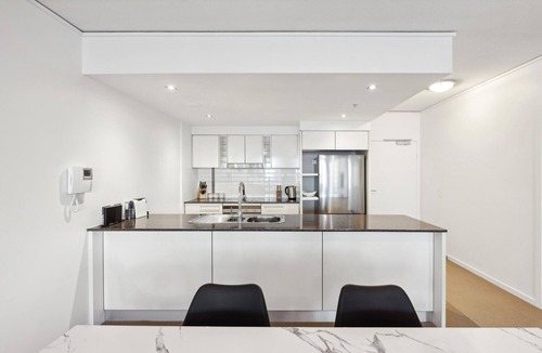 Broadbeach Apartment | Ocean View 3-Bed with Gym, Pool, Sauna & Parking