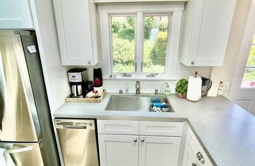 Summerland House | Ocean View Bungalow - walk to everything!