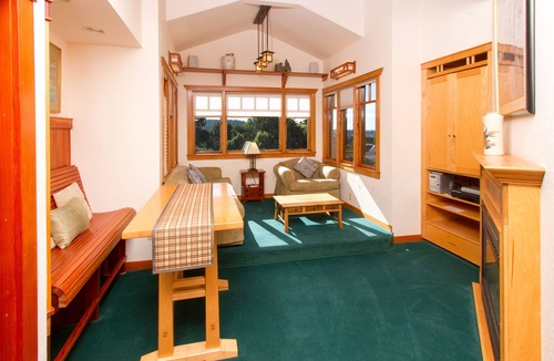 Mendocino Apartment | Ocean View King Suite in Mendocino Village with Free Wi-Fi and Jacuzzi Bathtub