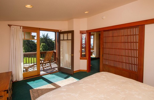 Mendocino Apartment | Ocean View King Suite in Mendocino Village with Free Wi-Fi and Jacuzzi Bathtub