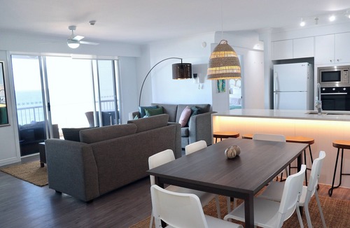 Surfers Paradise Apartment | Ocean Views Close to the Heart of Surfers Paradise