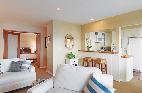 Eastern Malibu Apartment | Oceanfront, Close to Santa Monica, Peace and Beauty.