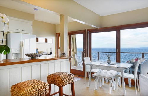 Eastern Malibu Apartment | Oceanfront, Close to Santa Monica, Peace and Beauty.