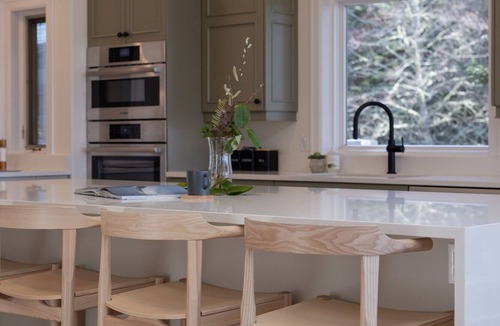 Tofino House | Oceans Edge-Chesterman, Barrel Sauna, Hot Tub, Pet