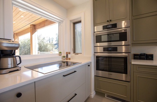Tofino House | Oceans Edge-Chesterman, Barrel Sauna, Hot Tub, Pet