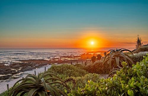 Kini Bay House | Oceans End - a home on the beach