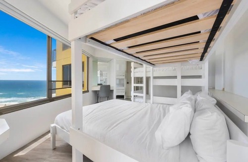 Surfers Paradise Apartment | OceanView Oasis | Sleeps 7 | Steps from Beach