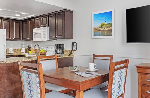 Lake Havasu City Resort | OFFICIAL LISTING | Wyndham - Havasu Dunes Resort 2 BR Suite w/Pool & FREE WIFI