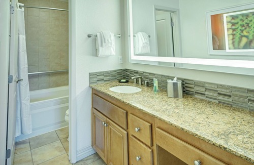 Las Vegas Resort | OFFICIAL LISTING | Wyndham - Desert Rose 1 Bed Suite Near Strip w/Full Kitchen