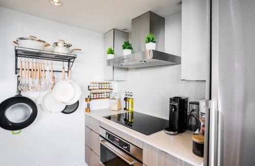 Southeast False Creek Apartment | Olympic Village Oasis |Downtown Van |Free Parking
