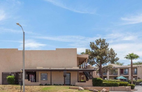 Barstow Apartment | One Queen Deluxe, Non-Smoking