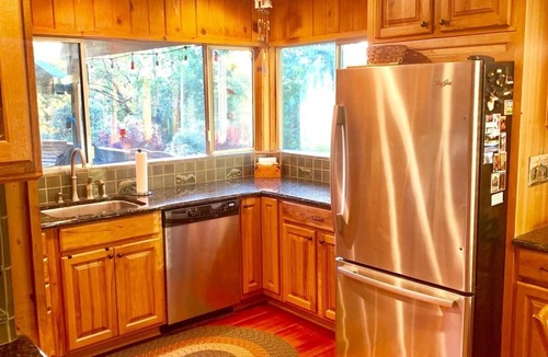 Oakhurst House | Only 19 miles to Yosemite, 1 mile to Bass Lake!