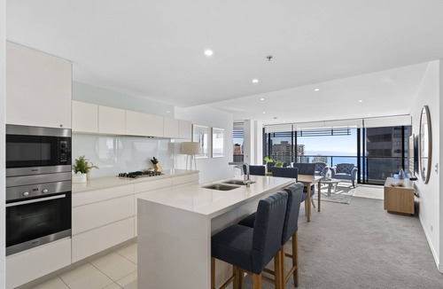 Broadbeach Apartment | Open plan apartment High floor ocean views