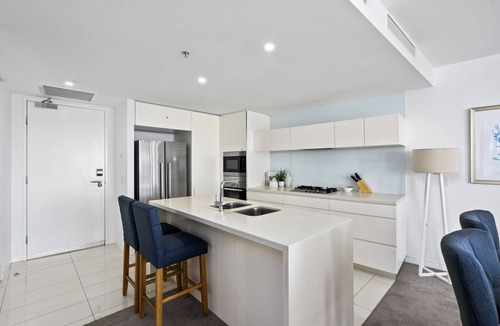 Broadbeach Apartment | Open plan apartment High floor ocean views