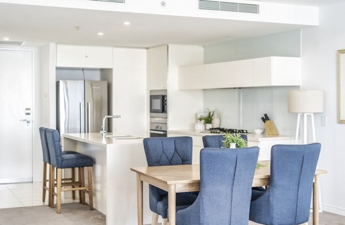 Broadbeach Apartment | Open plan apartment High floor ocean views