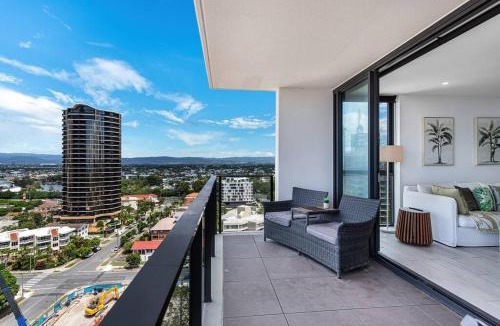 Broadbeach Apartment | OPUS Apartment - Beach at your doorstep Short walk to light rail