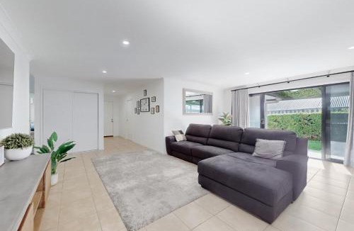 Pacific Pines House | Pacific Pines 3BR Peaceful Home Stay