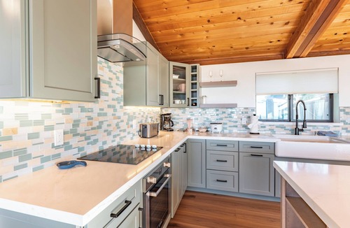 Albion House | Pacific Seascape - A serene coastal escape