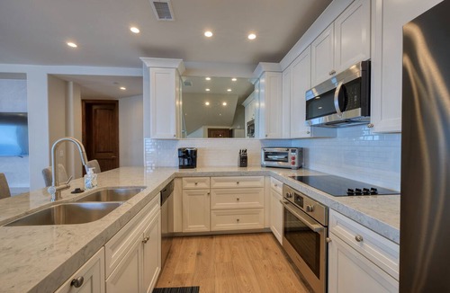 Avalon Condo | PALAZZO DE MARE: Luxury Villa at Hamilton Cove (bottom level), 6 seat cart, AC,