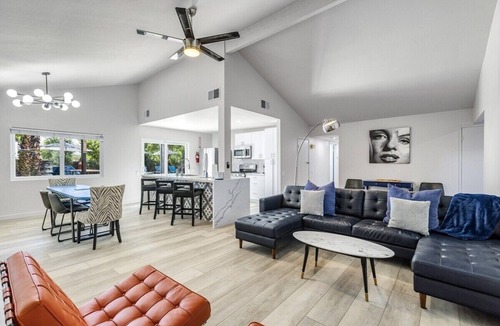 Racquet Club Estates House | Palm Springs Artistic Pool Home – Walled Mid-Century Retreat with Pool, Spa & Mountain Views