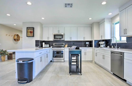 Palm Springs House | Palm Springs Pad w/Outdoor Kitchen + Views!