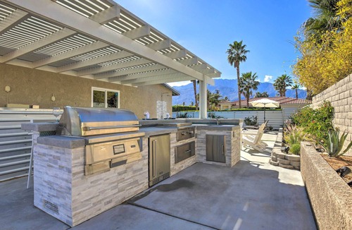 Palm Springs House | Palm Springs Pad w/Outdoor Kitchen + Views!