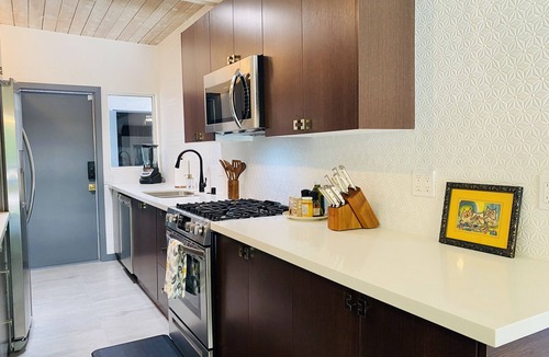 Sunmor House | Paloma House - Mid century style with Frida Kahlo Soul