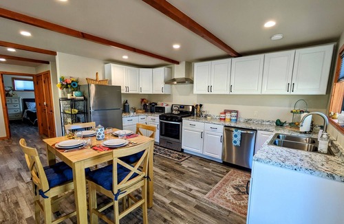 Julian Cottage | Paloma's Cottage Enjoy Julian's Beautiful Spring at the Farm, Pond, and Orchard.