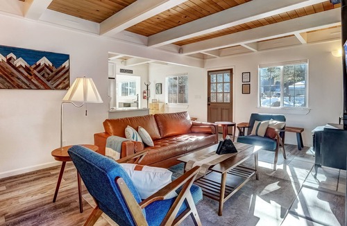 Christmas Valley House | Panorama Chalet - Hot tub & Pool Table in Christmas Valley!