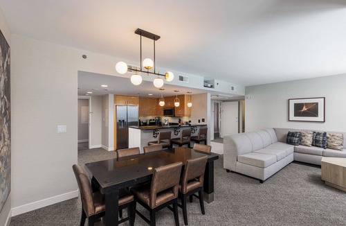 Las Vegas Resort | Panoramic Jacuzzi Suite - Center Strip - Projection Screen TV - Sleeps 14