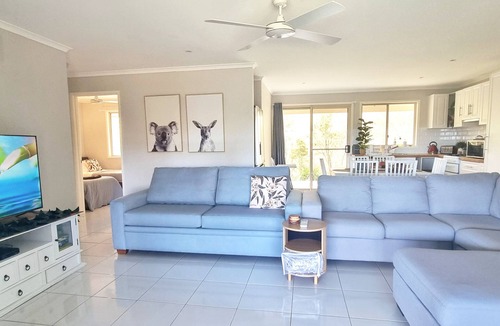 Wilsons Pocket House | Panoramic Views, Peaceful, Fire pit, Wood BBQ, Feed the cute animals.
