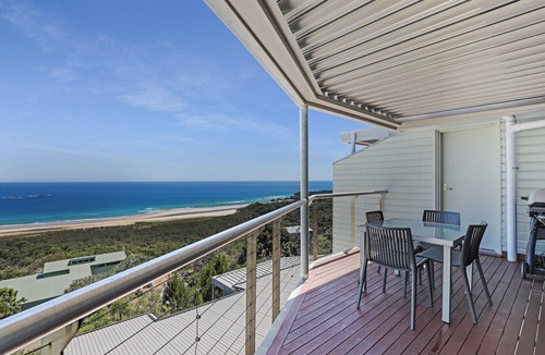 Point Lookout Apartment | Panoramic views from this beautiful unit set high on the hill at Point.