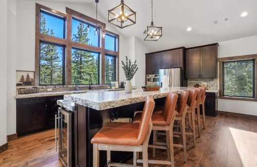 Pioneer Trail House | Paradise on Pioneer - Pool Table + Fire Pit + Luxury