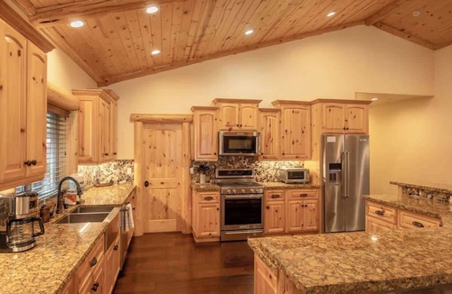Summit Estates House | Paradise Pines. Walk to Summit, relax with family