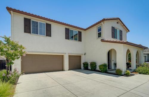 Manteca House | Patio & Outdoor Kitchen: Manteca Family Home