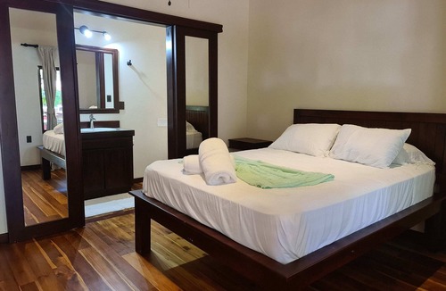 Dominical Hotel | Pavones Beach Queen Room at Hona Beach Hotel