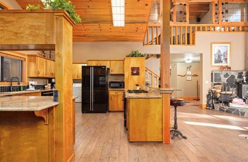 West Village Cabin | Peaceful Cabin Getaway, Relaxing By the Creek, Walking Distance to Town