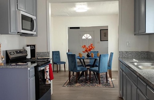 Fresno House | Peaceful Country Stay, Blue Home in Fresno