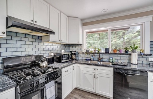 Trinidad House | Peaceful, private 3BD home nestled in the redwoods